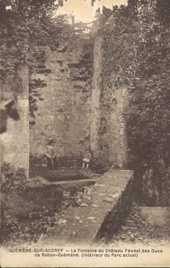 Guéméné Sur Scorff - La fontaine du château féodal des ducs de Rohan Guéméné.jpg