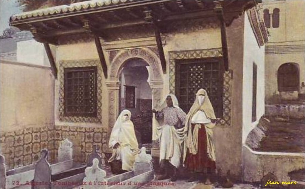 Algérie - Tombeaux à l'intérieur d'une Mosquée (Léopold Verger et Cie).jpg