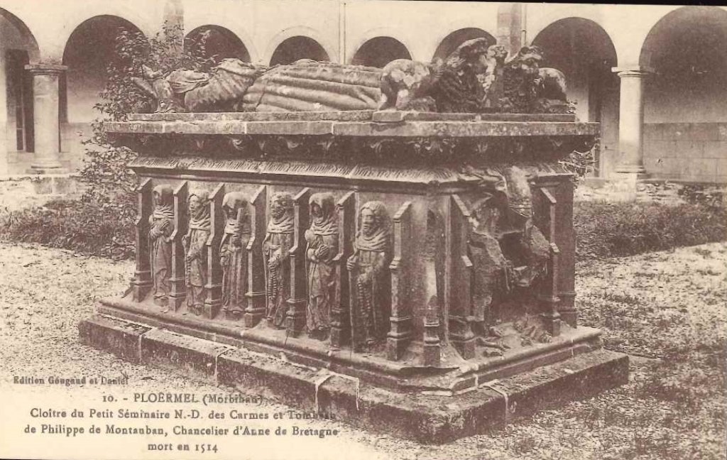 10 - Ploermel - cloître du petit séminaire N.D. des carmes et tombeau de ....jpg
