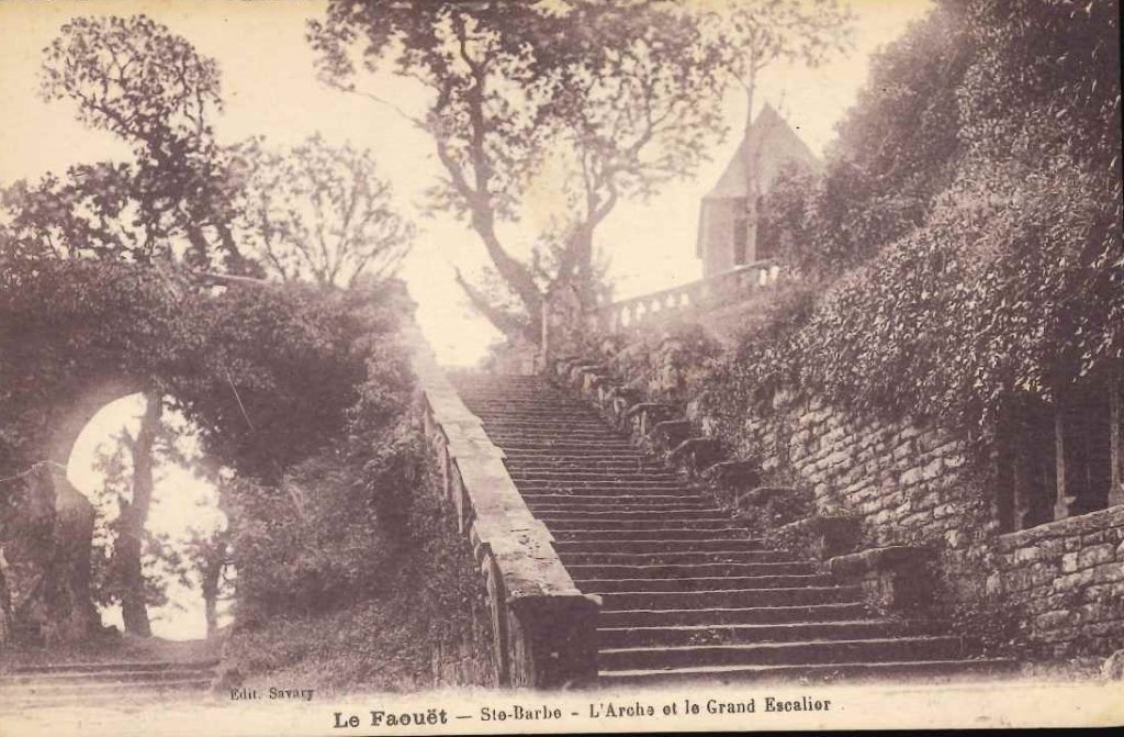 Le Faouët - Ste Barbe - L'arche et le grand escalier.jpg