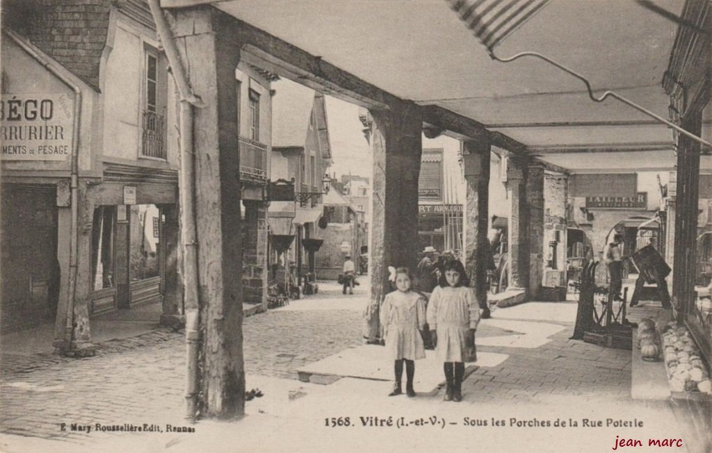 Vitré - Sous les porches de la rue de la Poterie.jpg