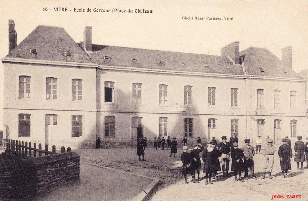 Vitré - École de garçons (Place du Château).jpg