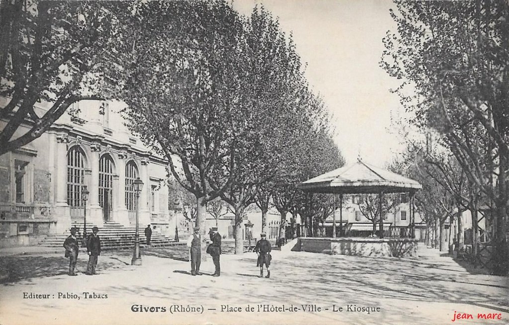 Givors - Place de l'Hôtel de Ville - Le Kiosque.jpg