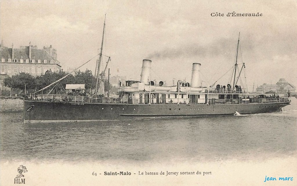 Saint-Malo - Le bateau de Jersey sortant du port (Le steamer Victoria).jpg