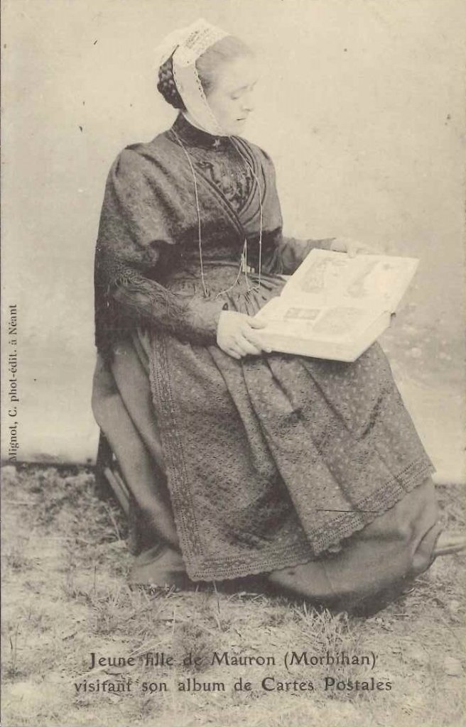 Jeune fille de Mauron visitant son album de cartes postales.jpg
