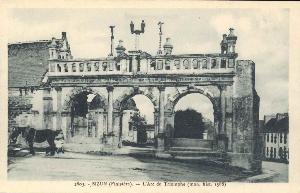 2803 - Sizun - L'arc de Triomphe.jpg