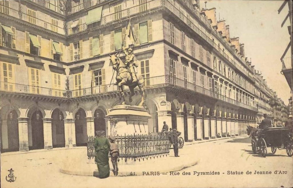 41 - Paris - rue des pyramides - Statue de Jeanne d'Arc.jpg