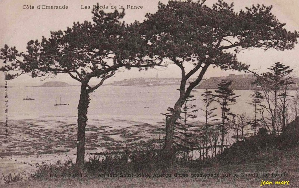 La Vicomté - Au loin Saint-Malo - Aperçu d'une promenade sur le Chemin de ronde.jpg