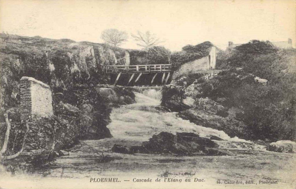 Ploermel - Cascade de l'étang au duc.jpg