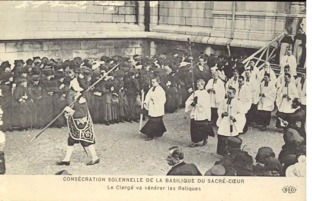 Paris - Consécration solennelle de la basilique du sacré coeur - le clergé va vénérer les reliques.jpg