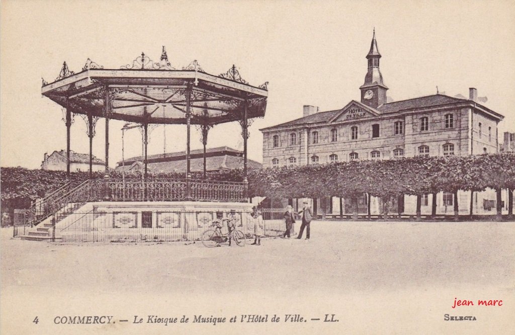 Commercy - Le Kiosque de musique et l'Hôtel de Ville.jpg