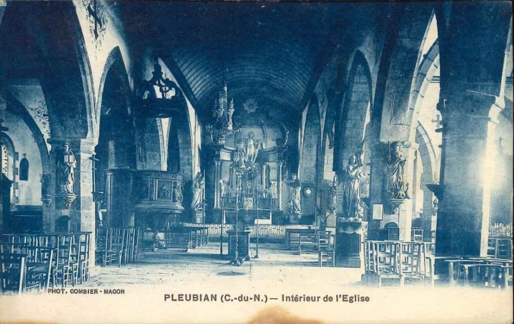 Pleubian - Intérieur de l'église.jpg