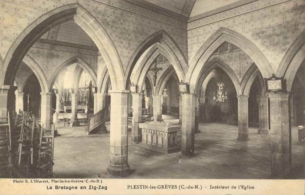 Plestin les Grèves - Intérieur de l'église.jpg