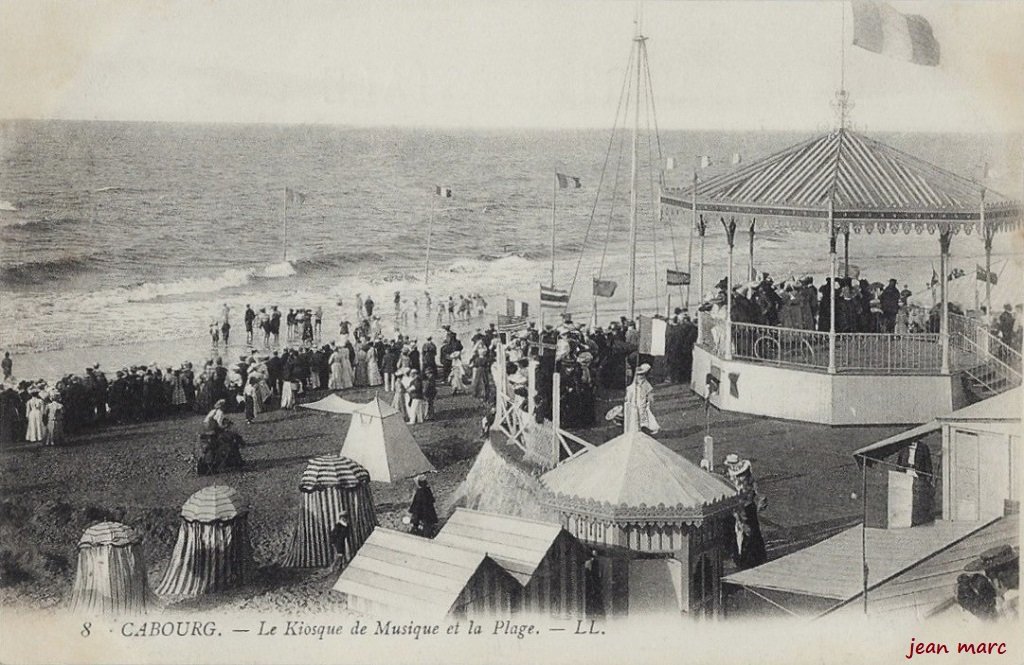 Cabourg - Le Kiosque de musique et la Plage.jpg