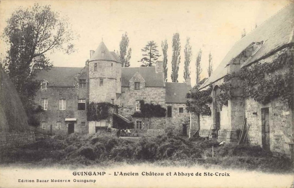 Guingamp - l'ancien château et abbaye de ste croix.jpg
