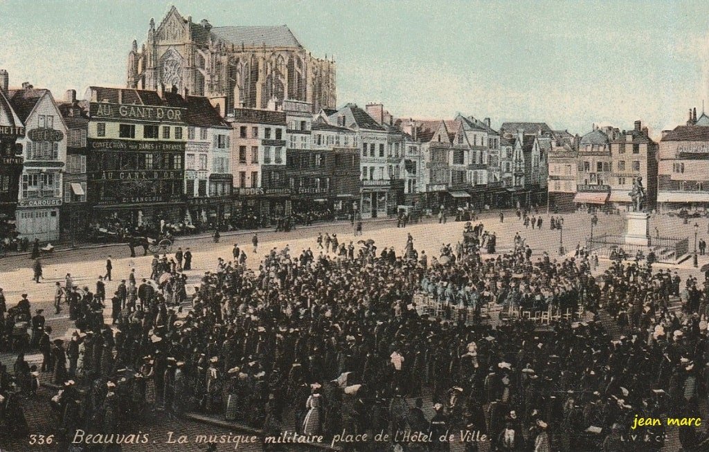 Beauvais - La Musique militaire place de l'Hôtel de Ville.jpg