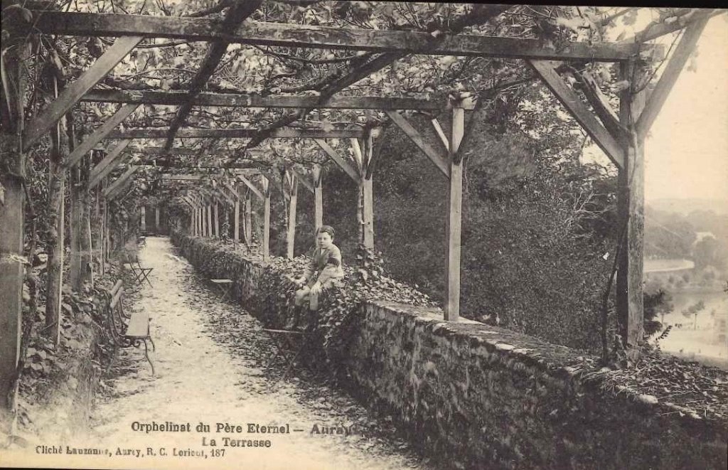 Auray - Orphelinat du père éternel - la terrasse.jpg