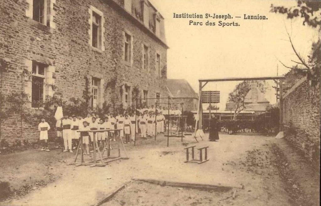 Institution Saint Joseph - Lannion - Parc des sports.jpg