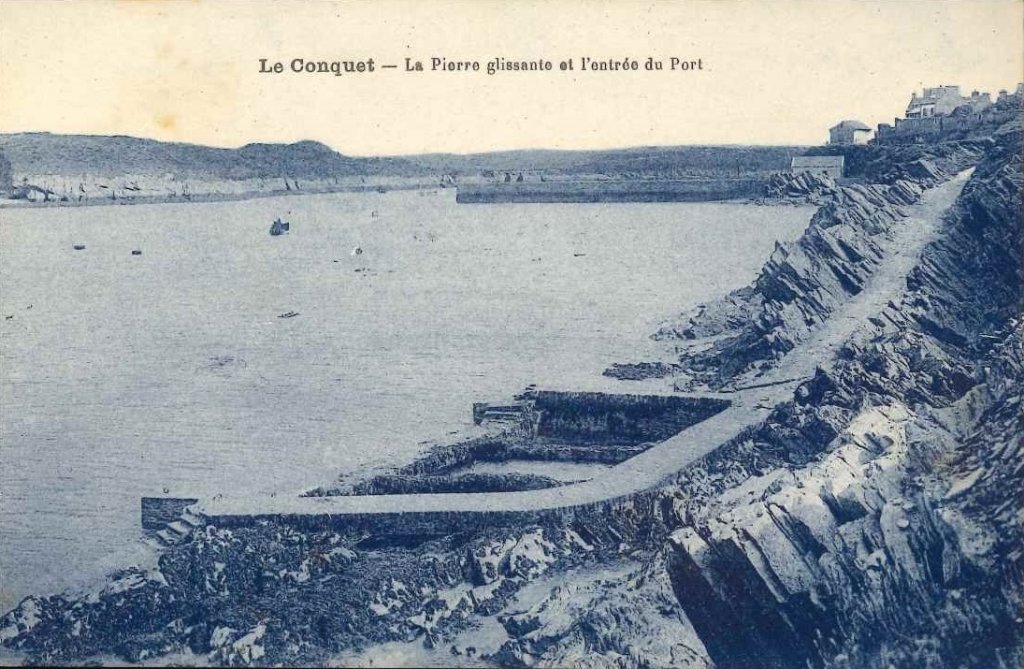 Le Conquet - La pierre glissante et l'entrée du port.jpg
