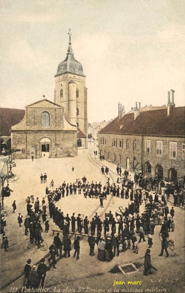 Pontarlier - La Place St-Bénigne et la musique militaire.jpg