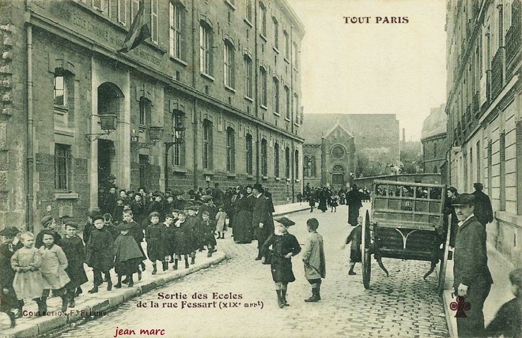 Paris XIXe - Rue Fessart - Sortie des Écoles.jpg