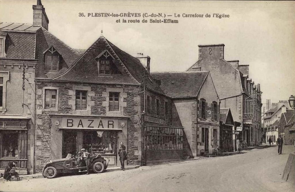 36 - Plestin les grèves - le carrefour de l'église et la route de saint efflam.jpg