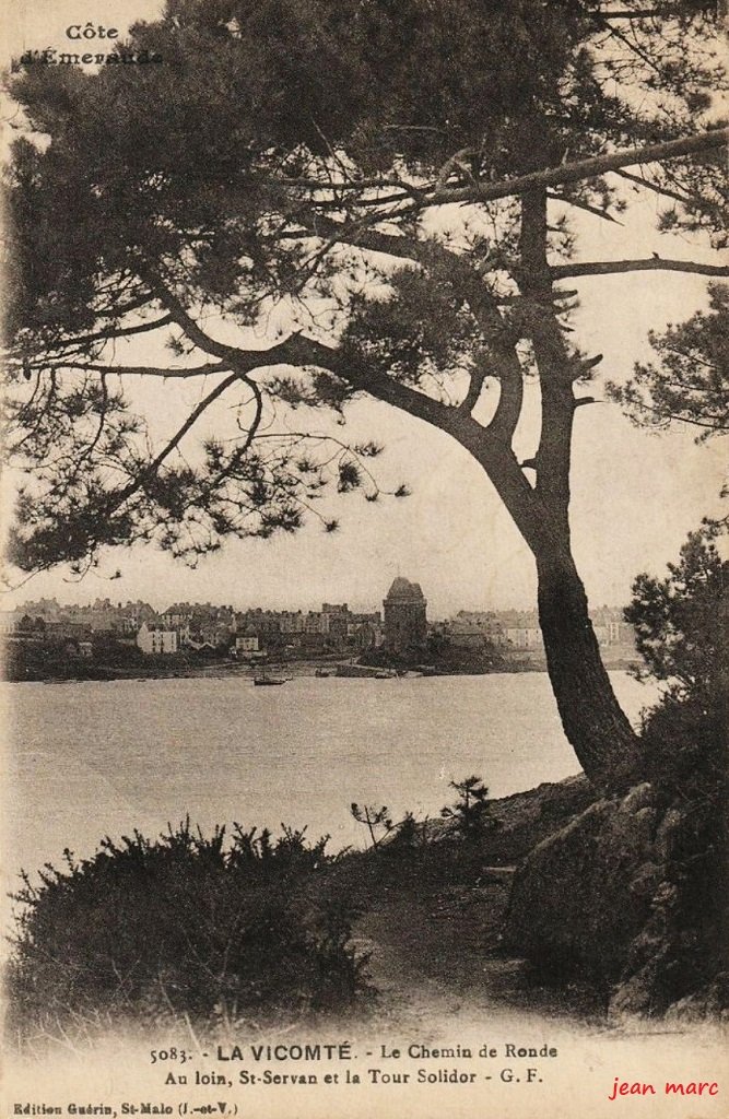 La Vicomté – Le Chemin de Ronde – Au loin, Saint-Servan et la Tour Solidor 5083.jpg