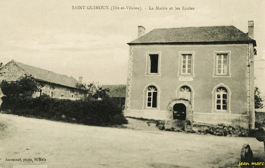 Saint-Guinoux - La Mairie et les Écoles.jpg