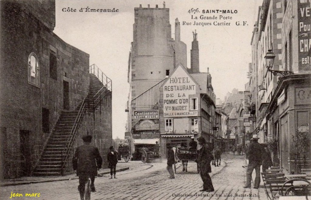 Saint-Malo - Rue Jacques Cartier et la Grande Porte.jpg
