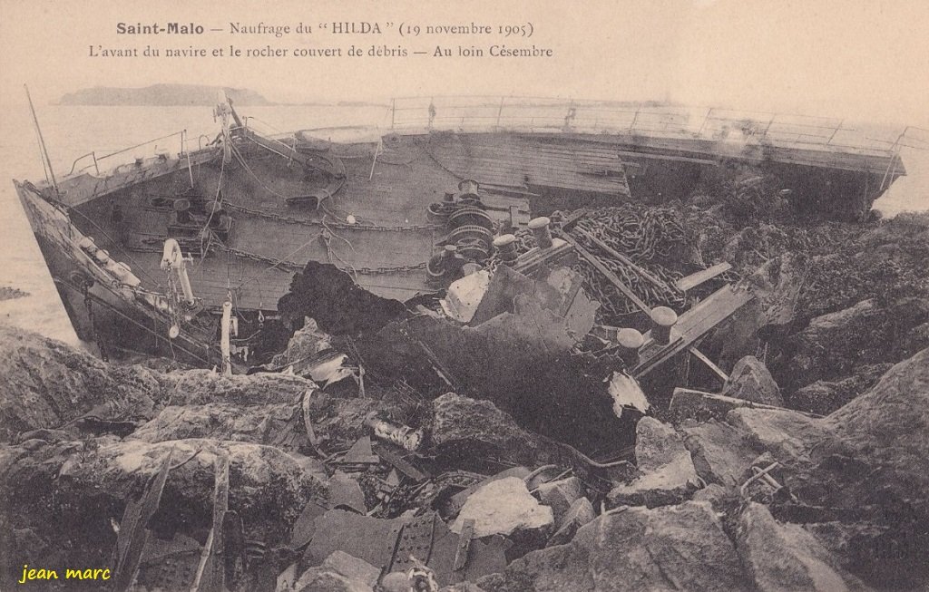 Saint-Malo - Naufrage du Hilda - L'avant du navire et le rocher couvert de débris - Au loin Cézembre.jpg