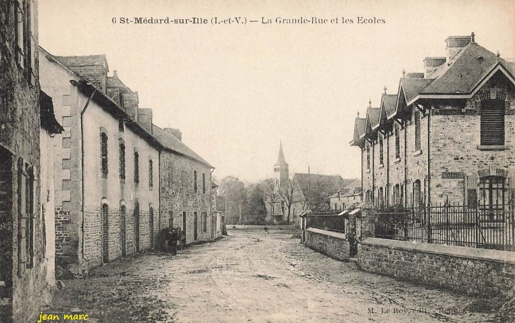 Saint-Médard-sur-Ille - La Grande Rue et les Écoles.jpg