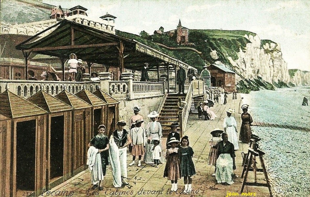 Fécamp - Les Cabines devant le Casino.jpg