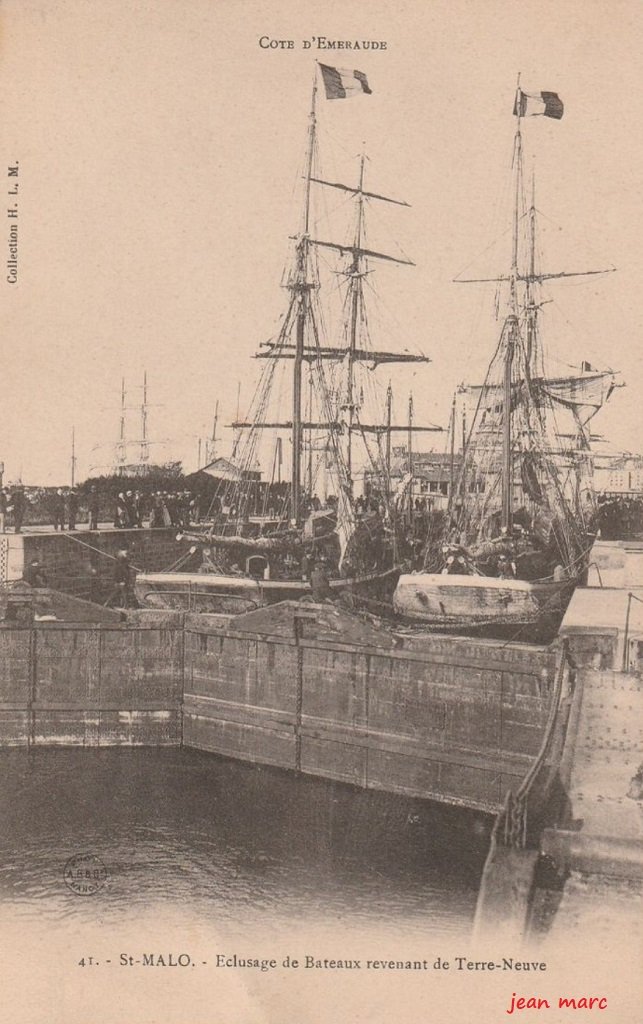 Saint-Malo - Eclusage de bateaux revenant de Terre-Neuve.jpg