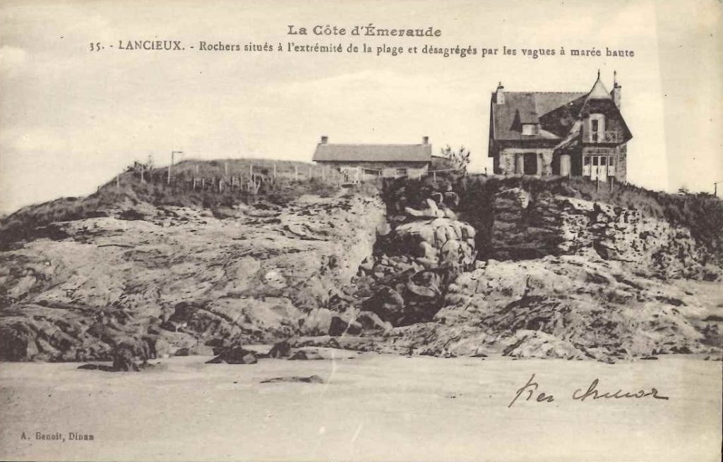 35 - Lancieux - Rochers situés à l'extrémité de la plage....jpg