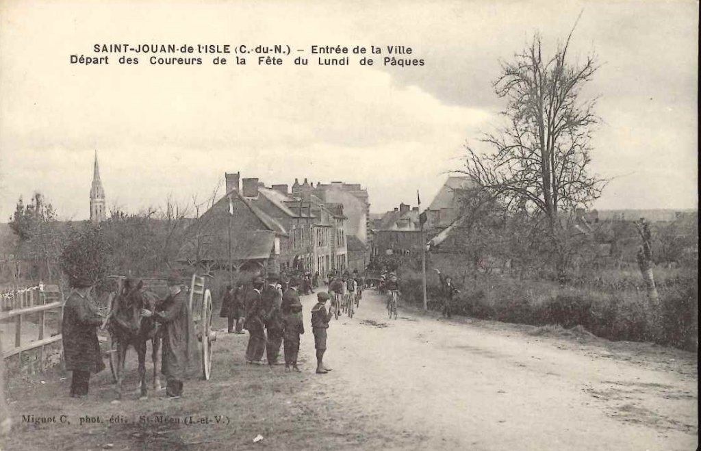 Saint Jouan de L'Isle - Entrée de la ville - Départ des coureurs....jpg