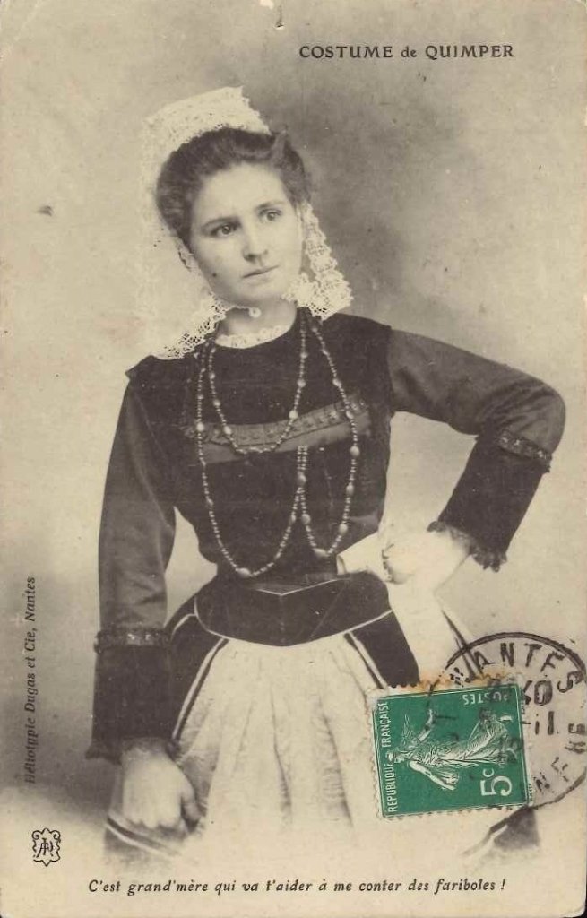 Costume de quimper - c'est grand'mère qui va t'aider....jpg