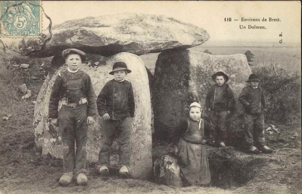 110 - Environs de Brest - un Dolmen.jpg