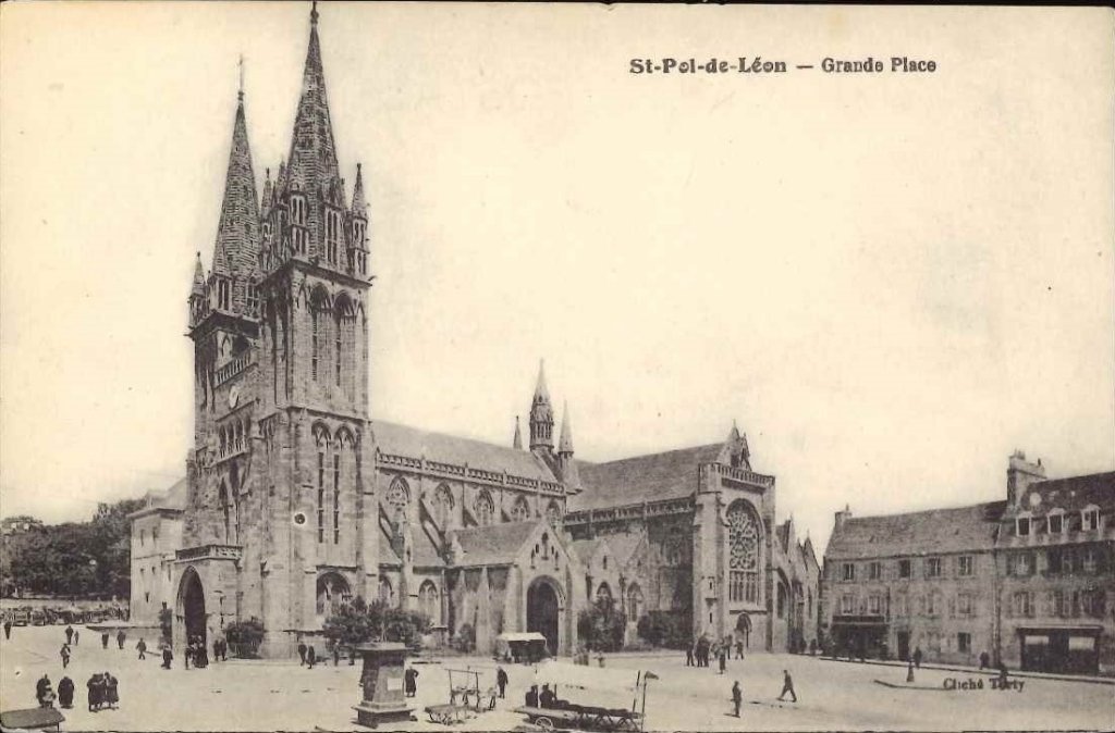 St Pol de Léon - Grande place.jpg