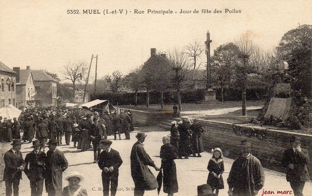 Muel - Rue Principale - Jour de fête des Poilus.jpg