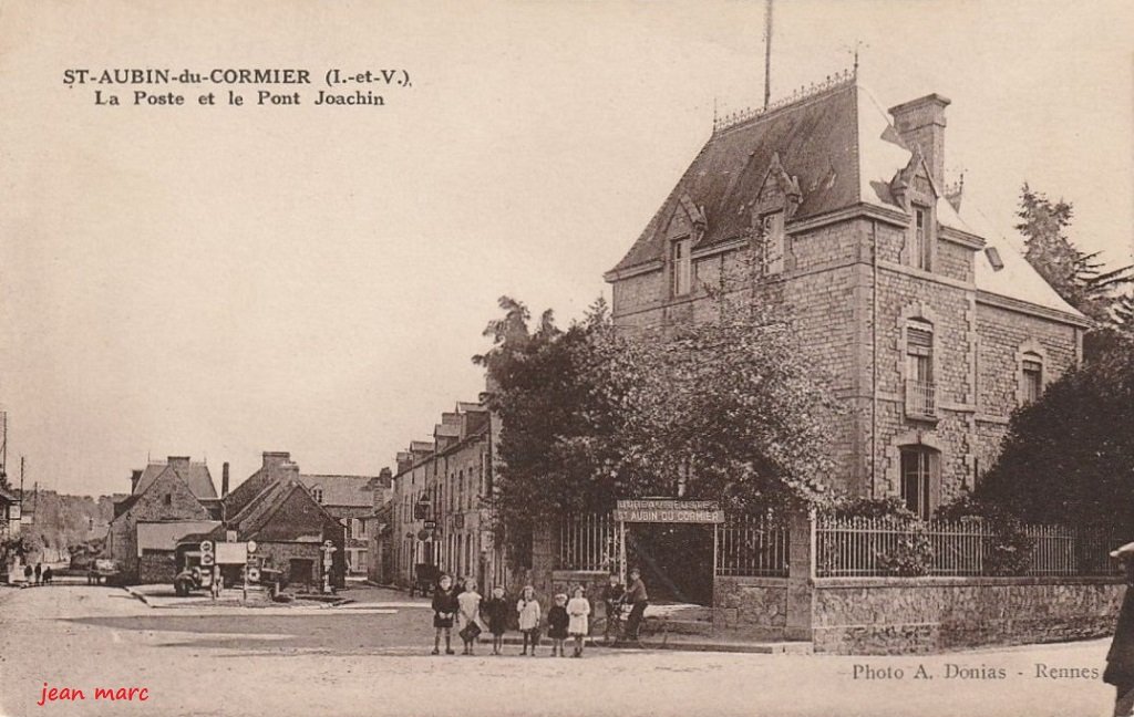 Saint-Aubin-du-Cormier - La Poste et le Pont Joachin.jpg