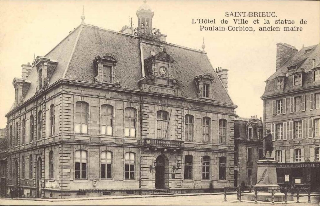 Saint Brieuc - L'hotel de ville et la statue Poulain Corbion, ancien maire.jpg
