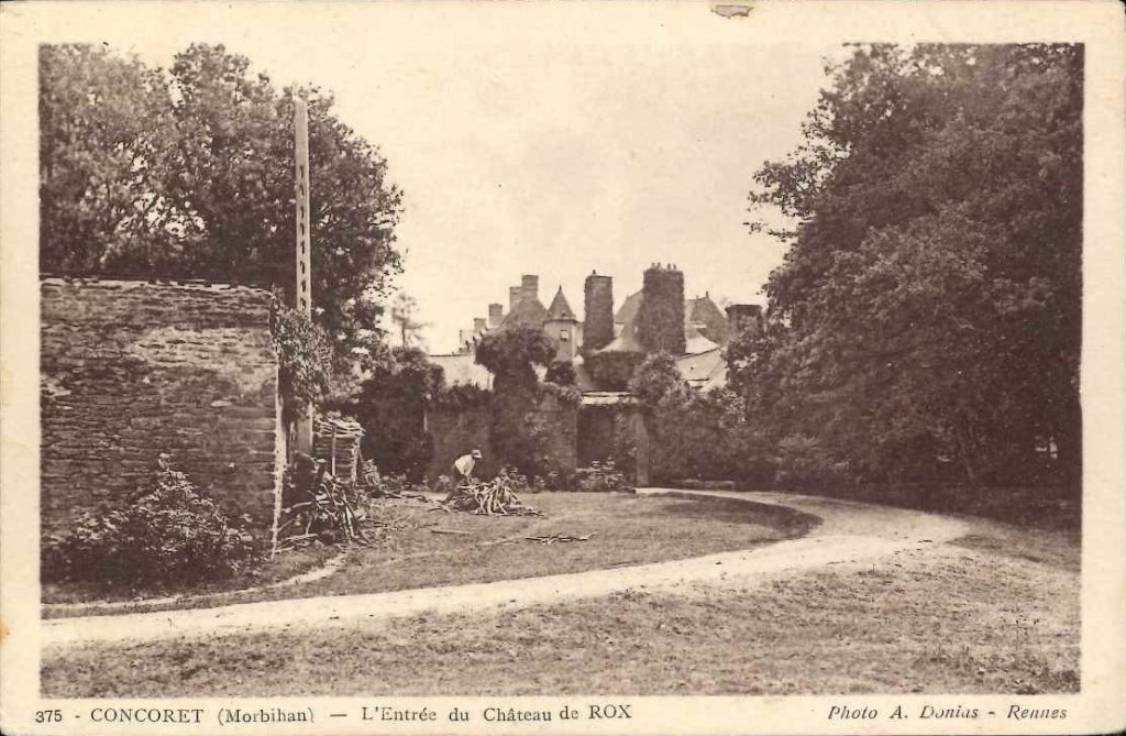375 - Concoret - L'entrée du chateau de rox.jpg