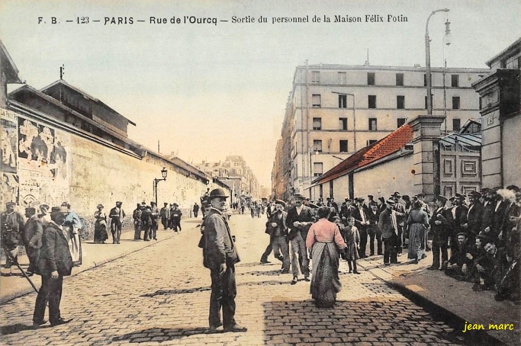 Paris XIXe - Rue de l'Ourcq - Sortie du personnel de la maison Félix Potin.jpg