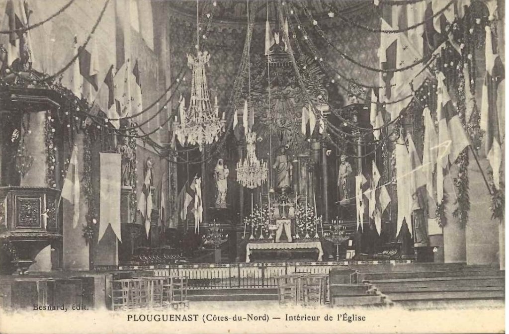 Plouguenast - Intérieur de l'église.jpg