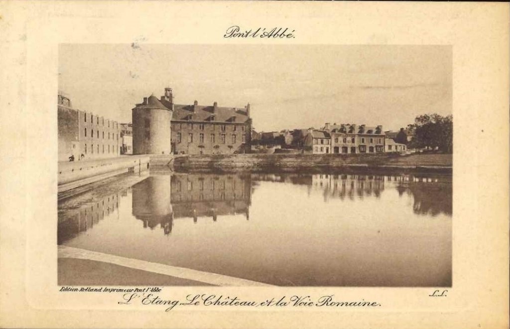 Pont L'abbé - L'étang. Le château et la voie romaine.jpg