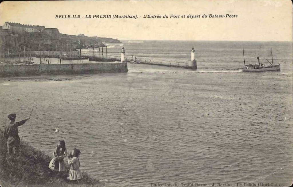 Belle-Ile - Le Palais - l'entrée du port et départ du bateau poste.jpg