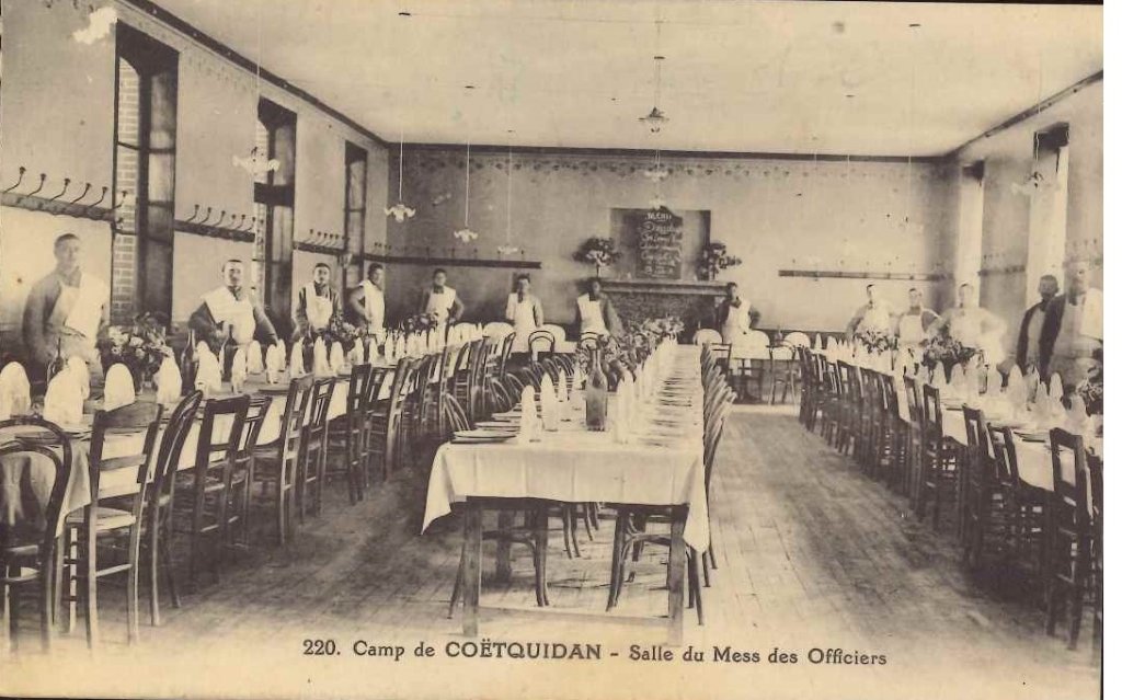 220 - Camp de Coetquidan - salle du mess des officiers.jpg