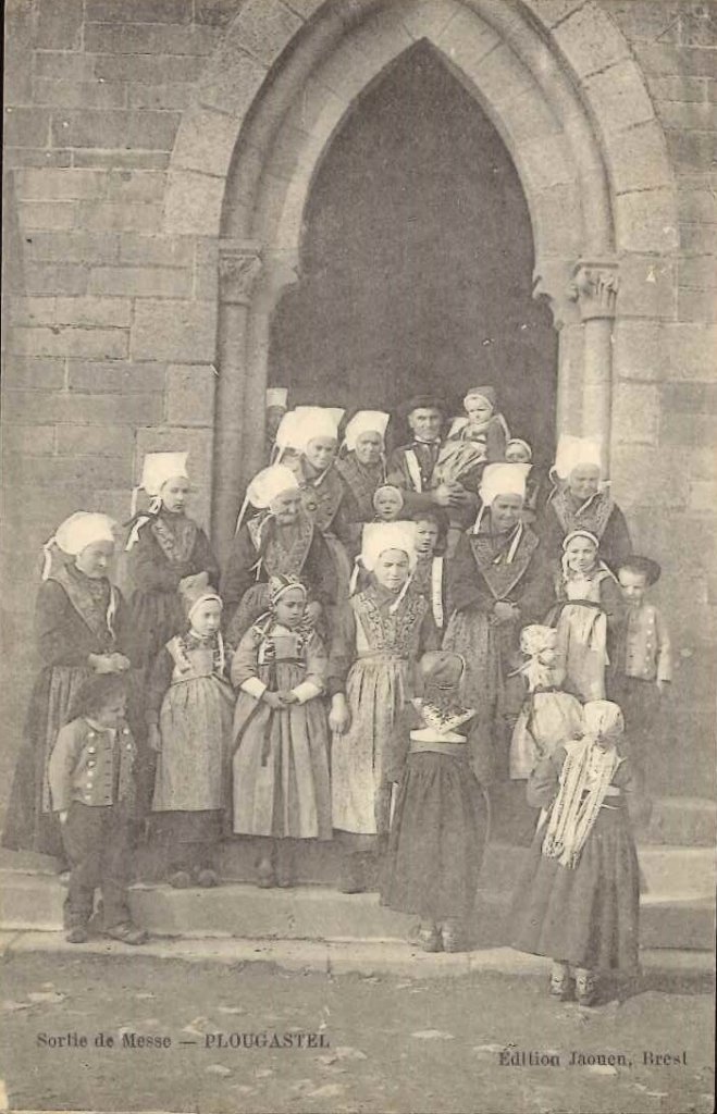 Plougastel - sortie de messe.jpg