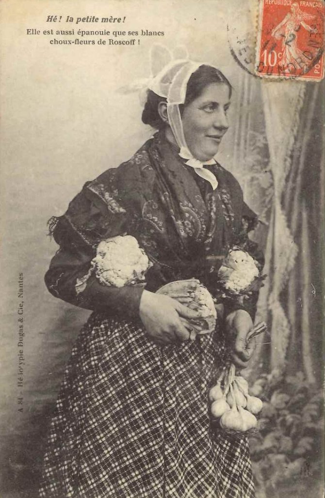 Hé ! La petite mère ! Elle est aussi épanouie que ses blancs choux fleurs de Roscoff !.jpg