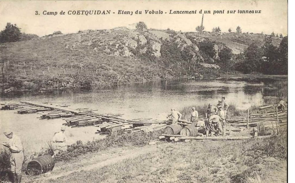 3 - Camp de Coëtquidan - étang du vobulo - lancement d'un pont sur tonneaux.jpg